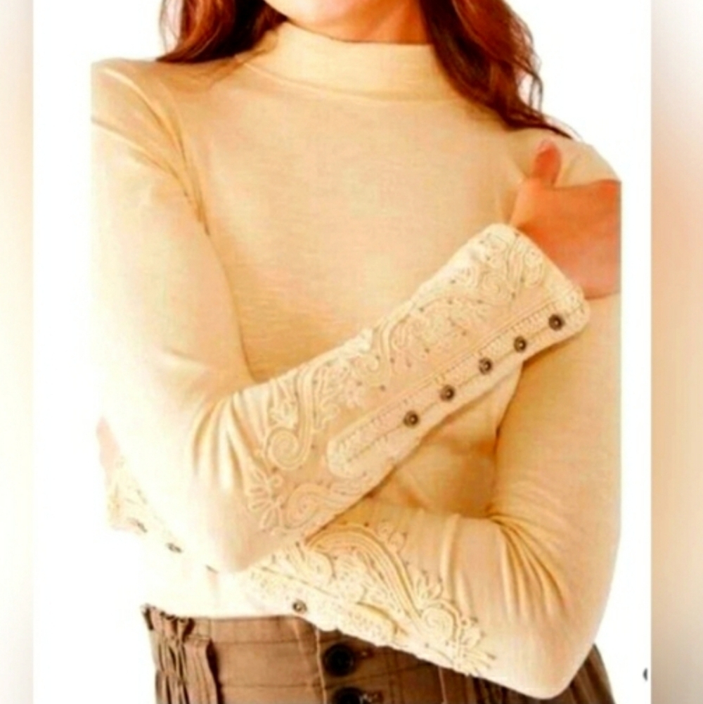 Free People - We The Free "Hooked On You" Cuff Top in the Color Wheat